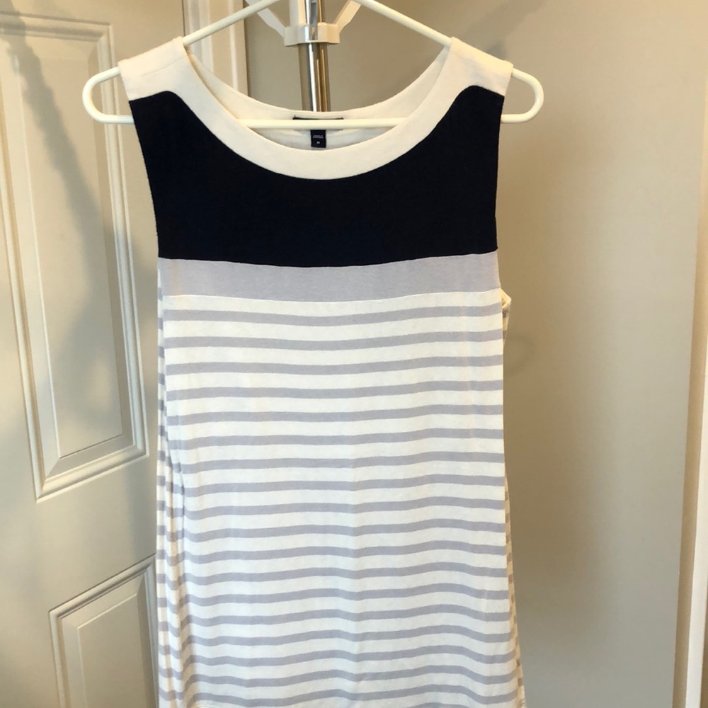 Sleeveless, grey striped knit top
